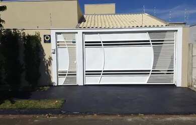 Imagem: A casa possui 2 Dormitórios, 1 Banheiro, 2 Vagas na garagem