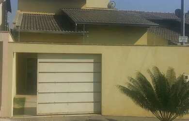 Imagem: A casa possui 3 Dormitórios, 2 Banheiros, 3 Vagas na garagem