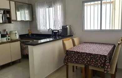 Imagem: A casa possui 3 Dormitórios, 1 Banheiro, 2 Vagas na garagem