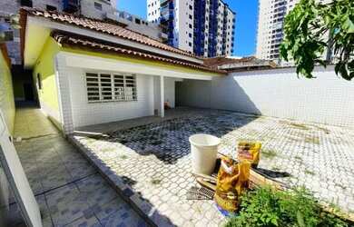 Imagem: A casa possui 4 Dormitórios, 3 Banheiros, 3 Vagas na garagem