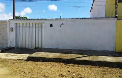 Imagem: A casa possui 3 Dormitórios, 2 Banheiros, 2 Vagas na garagem