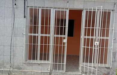 Imagem: A casa possui 3 Dormitórios, 2 Banheiros e 1 Vaga na garagem