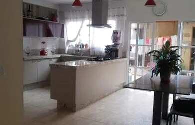 Imagem: A casa possui 3 Dormitórios, 3 Banheiros, 3 Vagas na garagem