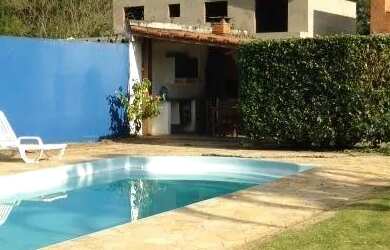 Imagem: A casa possui 3 Dormitórios, 3 Banheiros, 5 Vagas na garagem