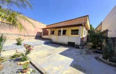 Imagem: A casa possui 5 Dormitórios, 2 Banheiros, 3 Vagas na garagem