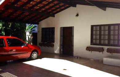 Imagem: A casa e possui 3 Dormitórios, Suítes, 4 Banheiros, 3 Vagas