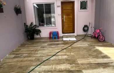 Imagem: A casa possui 3 Dormitórios, 1 Banheiro, 2 Vagas na garagem