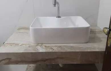 Imagem: A casa possui 3 Dormitórios, 2 Banheiros, 1 Vaga na garagem