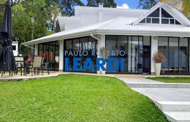 Imagem: A casa em condomínio à venda possui 5 Dormitórios, 5 Banheiros