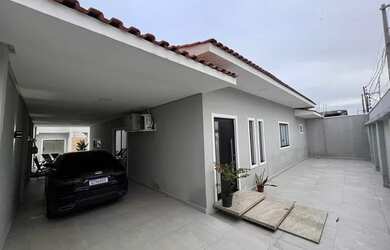 Imagem: A casa possui 3 Dormitórios, 4 Banheiros, 3 Vagas na garagem