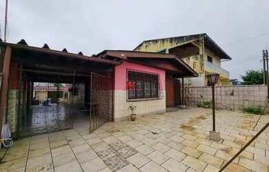 Imagem: A casa possui 3 Dormitórios, 1 Banheiro, 3 Vagas na garagem