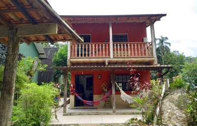 Imagem: A casa possui 3 Dormitórios e 2 Vagas na garagem e está localizado