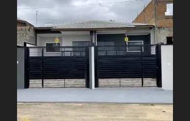 Imagem: A casa possui 3 Dormitórios, 2 Banheiros, 2 Vagas na garagem