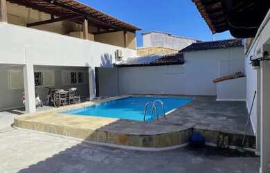 Imagem: A casa possui 4 Dormitórios, 4 Banheiros, 5 Vagas na garagem