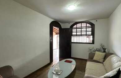 Imagem: A casa possui 4 Dormitórios, 3 Banheiros, 2 Vagas na garagem