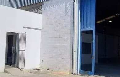 Imagem: O depósito possui 4 Vagas na garagem, 395m² de Área e está