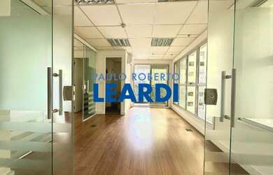 Imagem: O depósito possui 2 Vagas na garagem, 60m² de Área e está