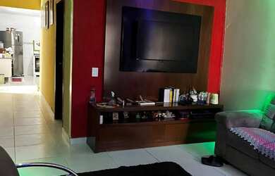 Imagem: A casa possui 3 Dormitórios, 2 Banheiros, 2 Vagas na garagem