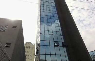 Imagem: O depósito possui 4 Vagas na garagem, 117m² de Área e está