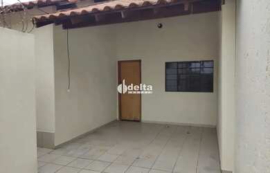 Imagem: A casa possui 2 Dormitórios, 1 Banheiro, 2 Vagas na garagem