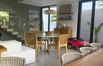 Imagem: A casa possui 5 Dormitórios, 5 Banheiros, 4 Vagas na garagem