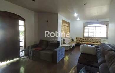 Imagem: A casa possui 4 Dormitórios, 4 Banheiros, 2 Vagas na garagem