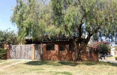 Imagem: A casa possui 3 Dormitórios, 3 Banheiros, 3 Vagas na garagem