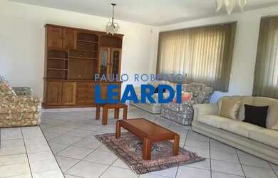 Imagem: A casa possui 3 Dormitórios, 3 Banheiros, 5 Vagas na garagem