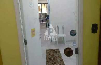 Imagem: O depósito possui 1 Vaga na garagem, 25m² de Área e está