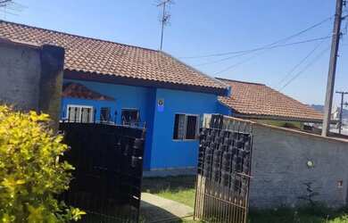 Imagem: A casa possui 3 Dormitórios, 1 Banheiro, 1 Vaga na garagem