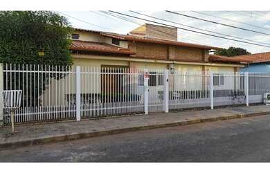 Imagem: A casa possui 4 Dormitórios, 5 Banheiros, 3 Vagas na garagem