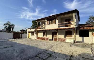 Imagem: A casa possui 5 Dormitórios, 5 Banheiros e 5 Vagas na garagem