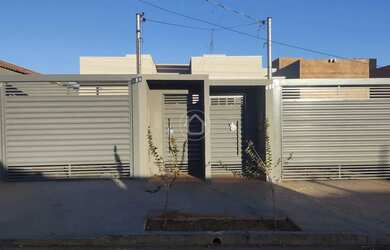 Imagem: A casa possui 2 Dormitórios, 2 Banheiros, 2 Vagas na garagem