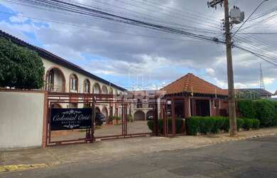 Imagem: A casa possui 3 Dormitórios, 2 Banheiros, 1 Vaga na garagem