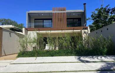 Imagem: A casa possui 5 Dormitórios, 4 Banheiros, 3 Vagas na garagem