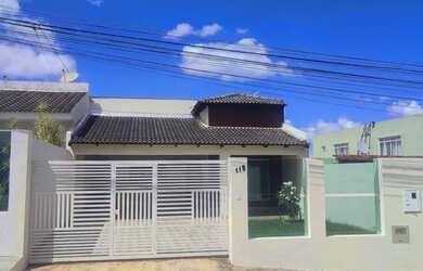 Imagem: A casa possui 3 Dormitórios, 2 Banheiros, 2 Vagas na garagem