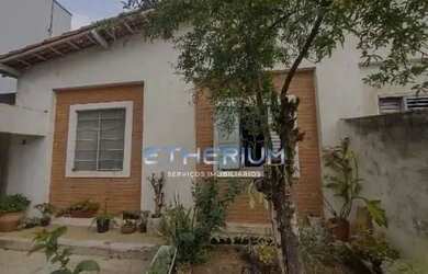 Imagem: A casa possui 2 Dormitórios, 1 Banheiro, 2 Vagas na garagem