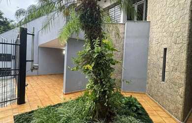 Imagem: A casa possui 3 Dormitórios, 2 Banheiros, 3 Vagas na garagem