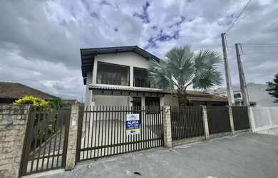 Imagem: A casa possui 4 Dormitórios, 3 Banheiros, 2 Vagas na garagem