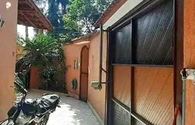 Imagem: A casa possui 3 Dormitórios, 3 Banheiros, 4 Vagas na garagem