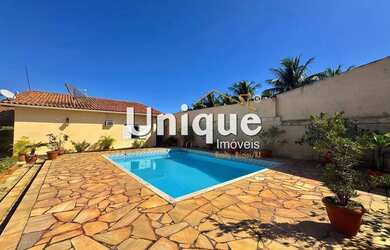 Imagem: A casa possui 5 Dormitórios, 5 Banheiros, 5 Vagas na garagem