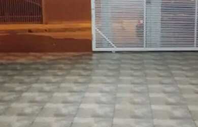 Imagem: A casa possui 2 Dormitórios, 2 Banheiros, 4 Vagas na garagem