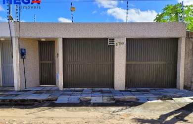 Imagem: A casa possui 3 Dormitórios, 2 Banheiros, 3 Vagas na garagem