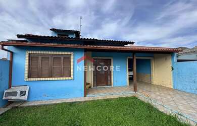 Imagem: A casa possui 4 Dormitórios, 3 Banheiros, 3 Vagas na garagem