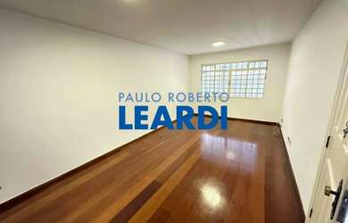 Imagem: A casa possui 3 Dormitórios, 3 Banheiros, 2 Vagas na garagem