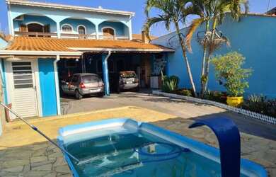 Imagem: A casa possui 2 Dormitórios, 3 Banheiros, 4 Vagas na garagem