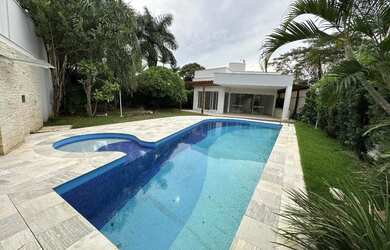 Imagem: A casa possui 4 Dormitórios, 5 Banheiros, 2 Vagas na garagem