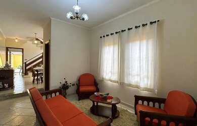 Imagem: A casa possui 2 Dormitórios, 3 Banheiros, 2 Vagas na garagem