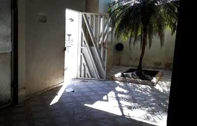 Imagem: A casa possui 3 Dormitórios, 1 Vaga na garagem e está localizado