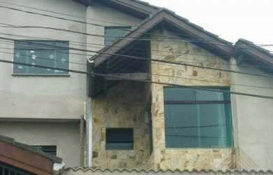 Imagem: A casa possui 3 Dormitórios, 2 Vagas na garagem, 272m² de